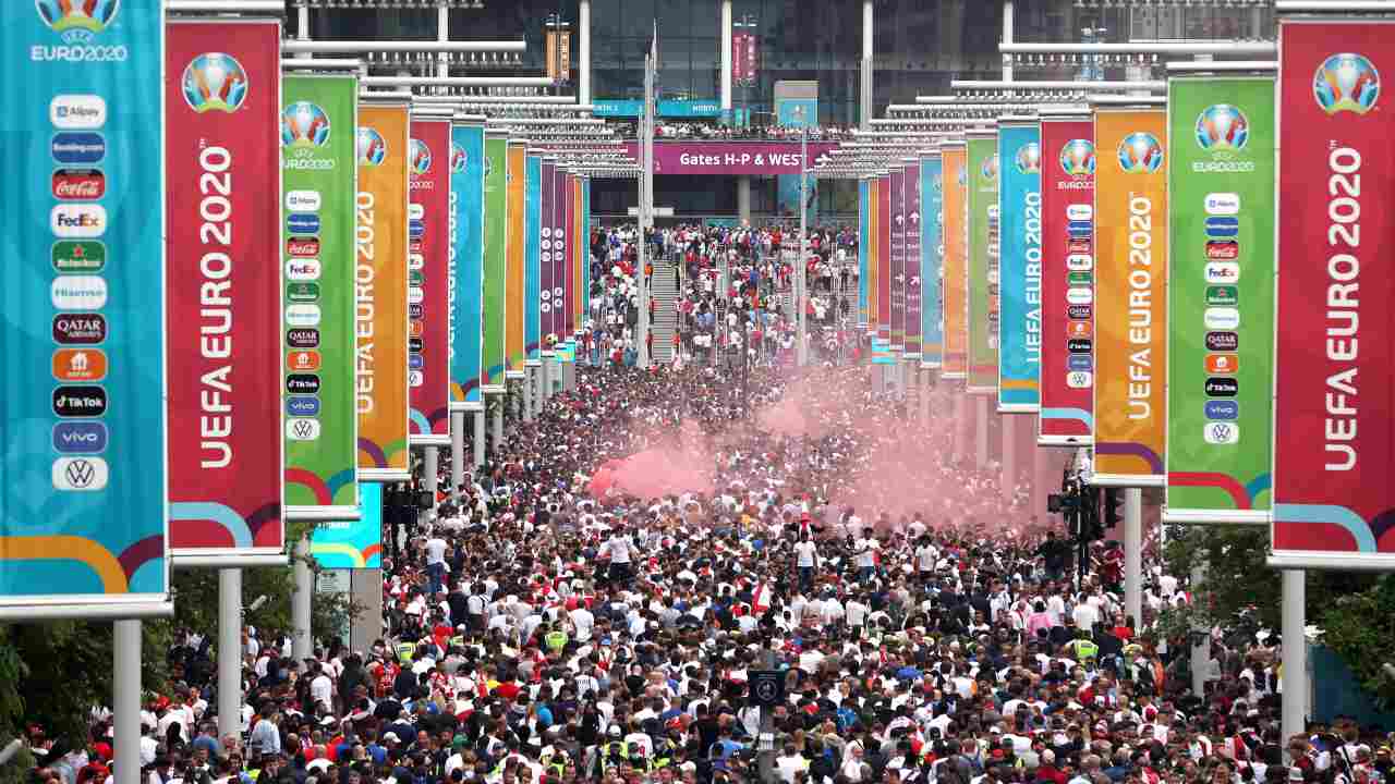 Tifosi inglesi all'esterno di Wembley