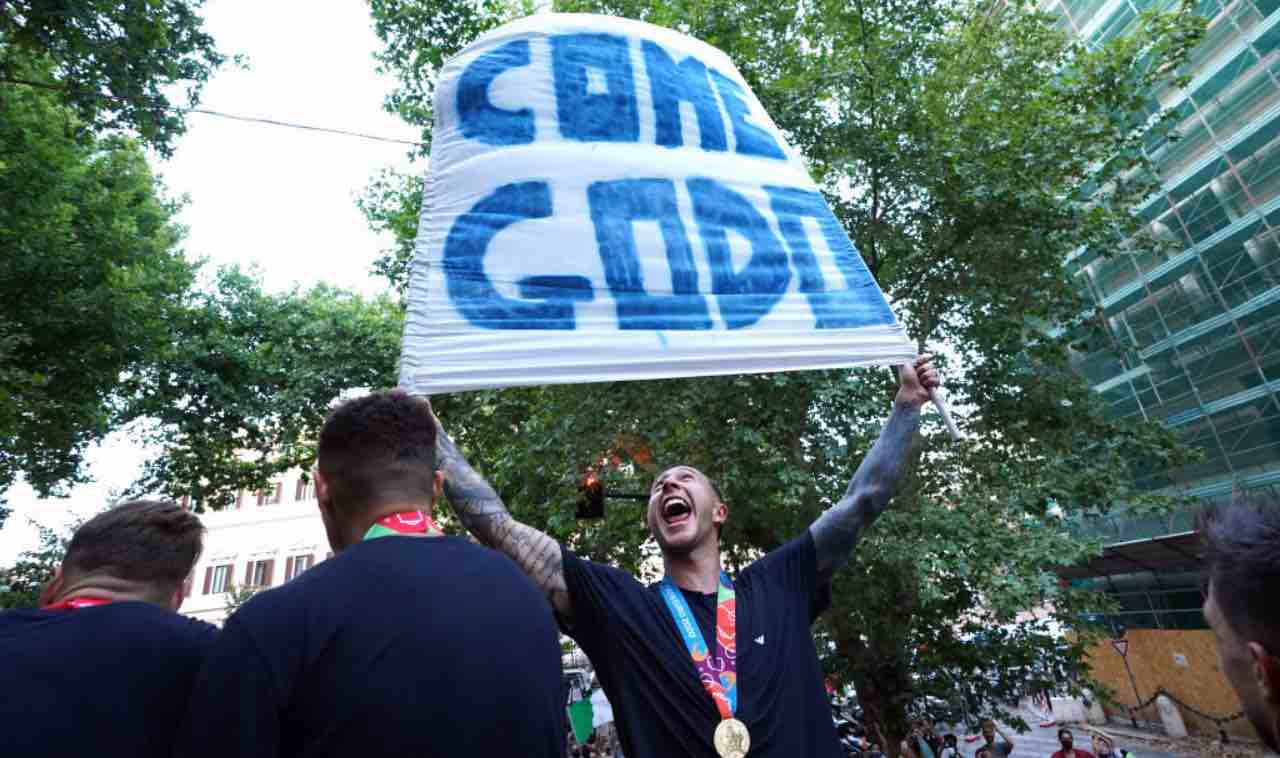 Bernardeschi festeggia con uno striscione la vittoria di EURO 2020
