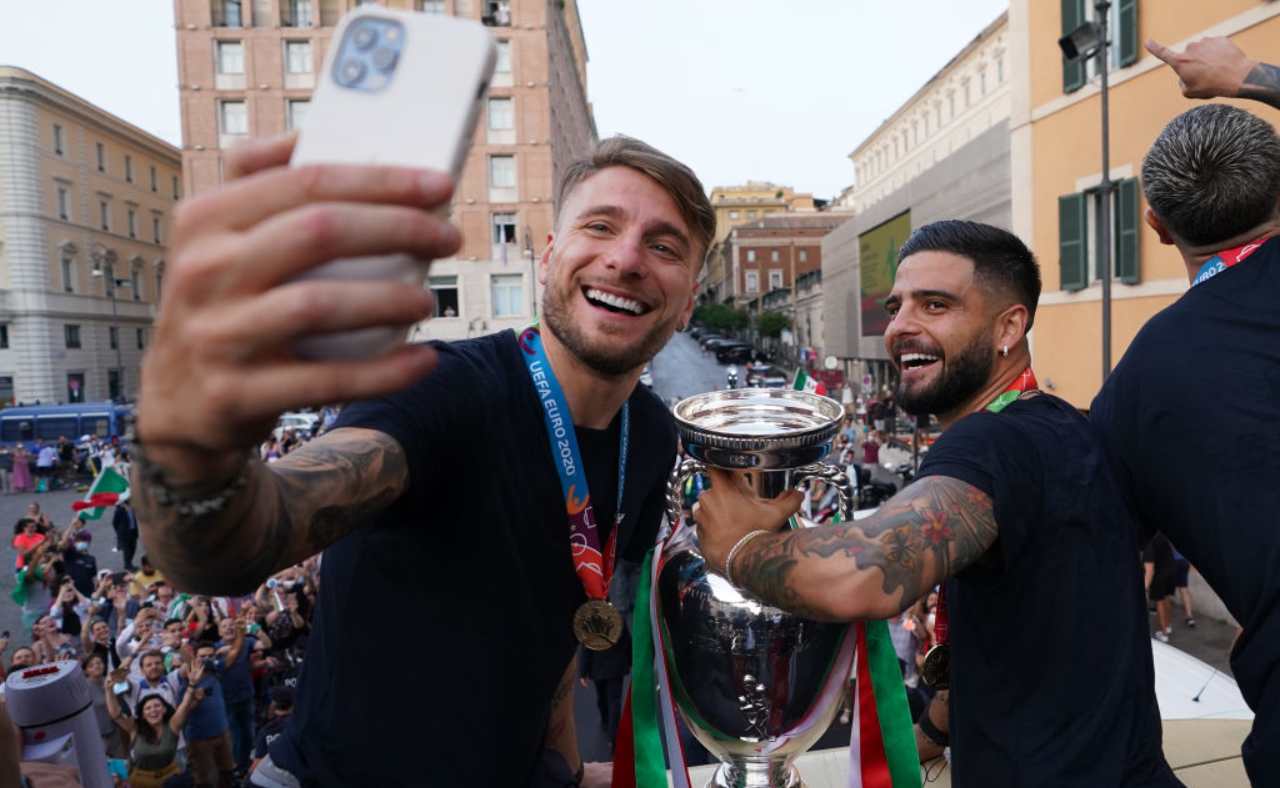 Immobile ed Insigne si fanno un selfie con la coppa