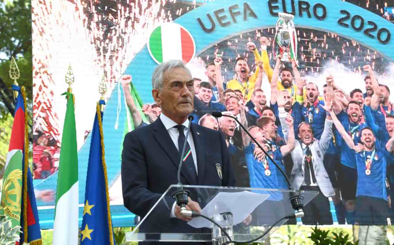 Gravina davanti al microfono
