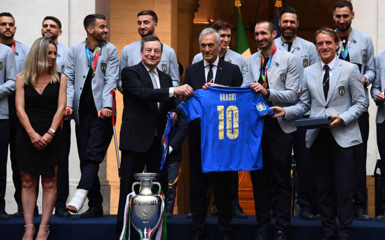 La Nazionale italiana con Gravina e Draghi
