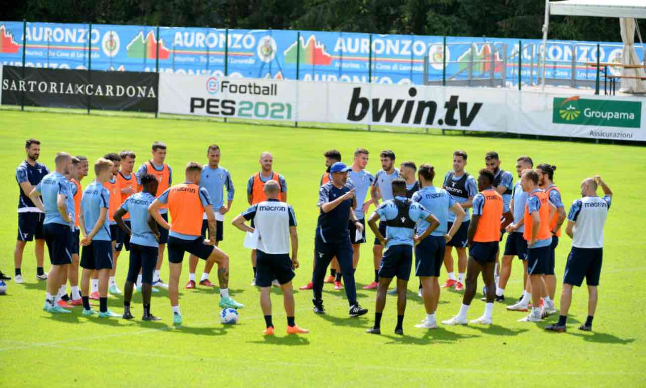 La squadra della Lazio raccolta intorno a Maurizio Sarri