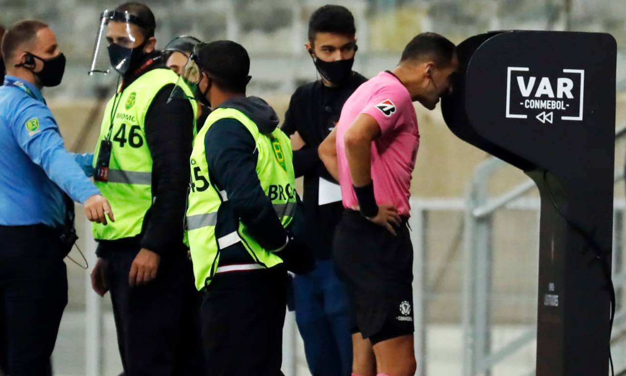 L'arbitro al VAR in Copa America 