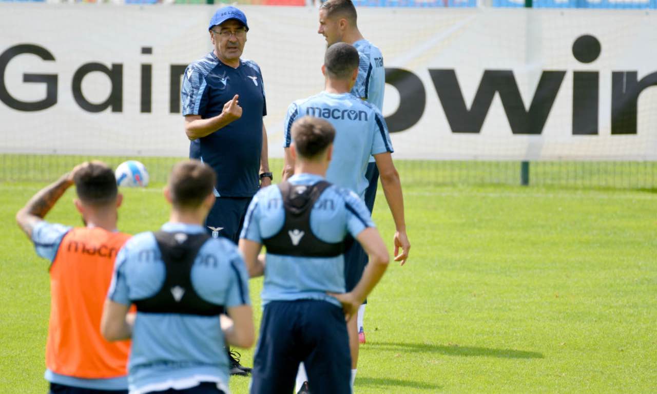 Sarri dirige l'allenamento della Lazio in ritiro 