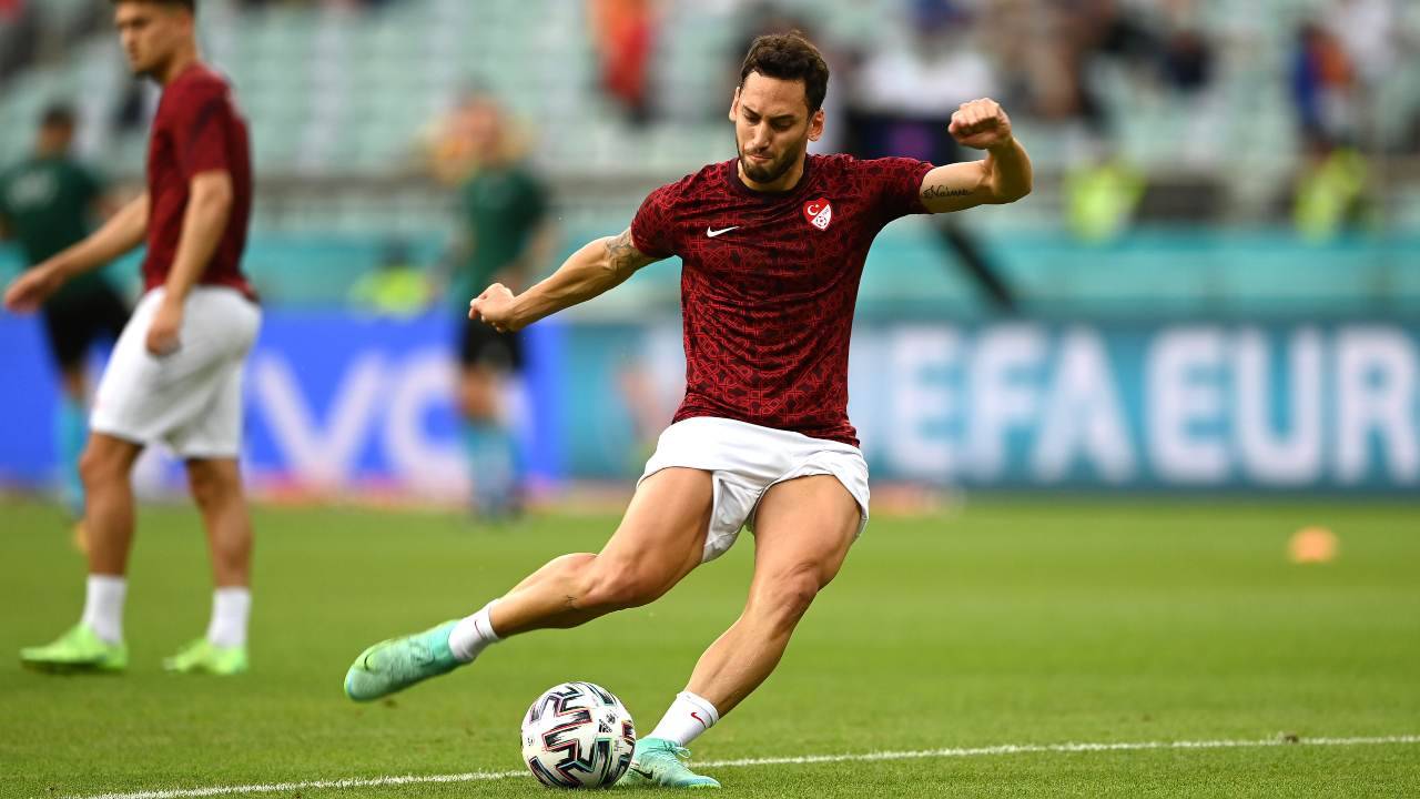 Calhanoglu durante il riscaldamento di una gara con la maglia della Turchia