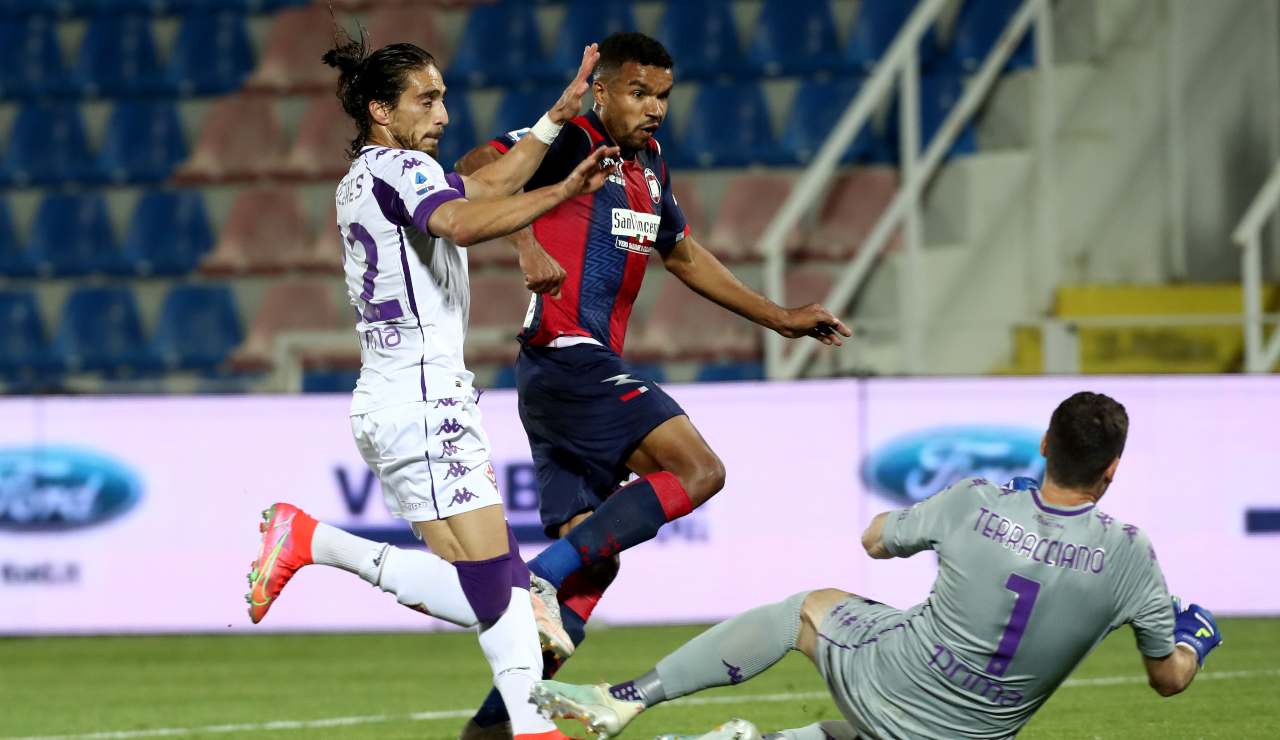 Junior Messias in azione contro la Fiorentina