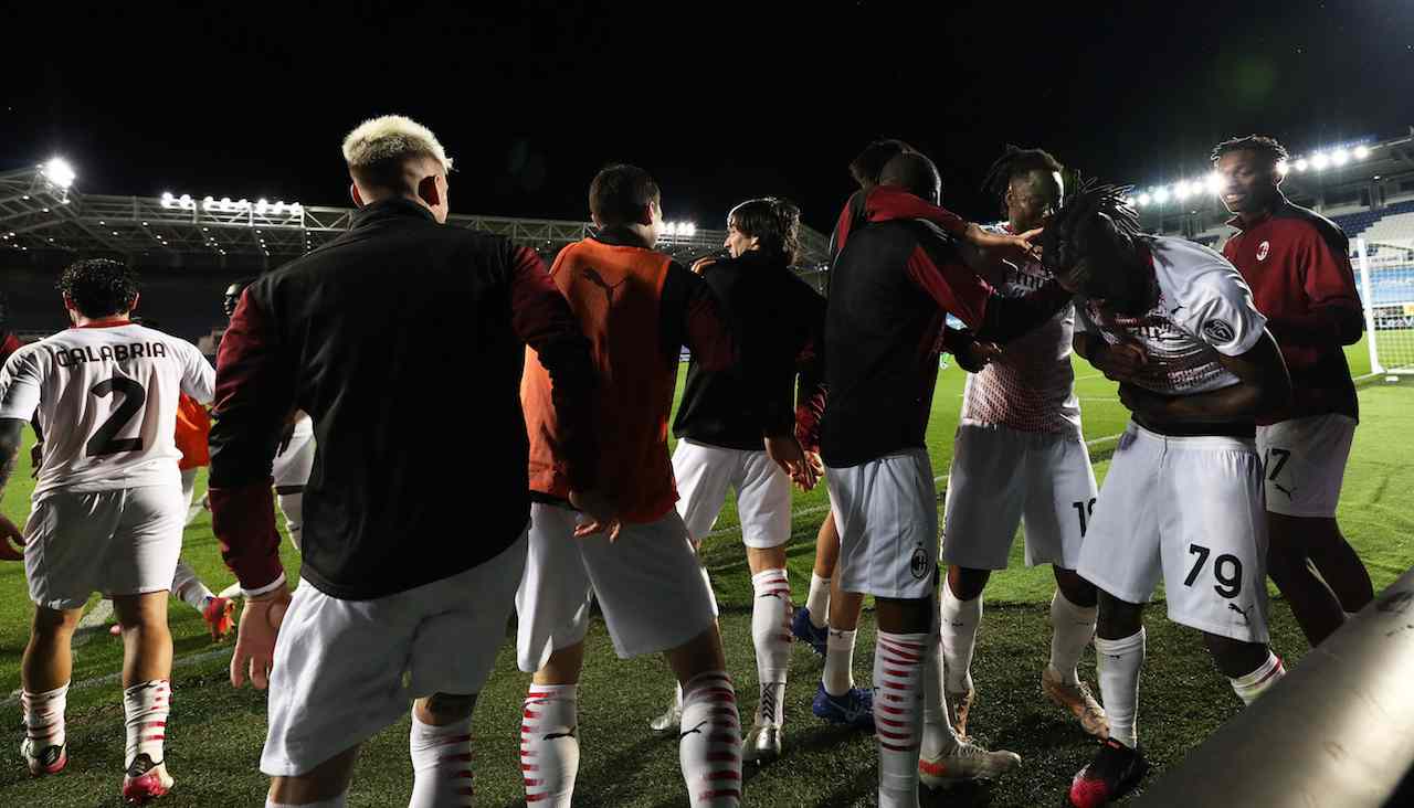 Kessie festeggia con i compagni
