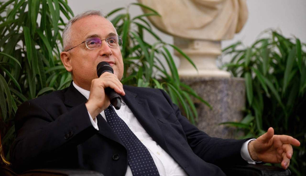 Lotito parla ad un convegno
