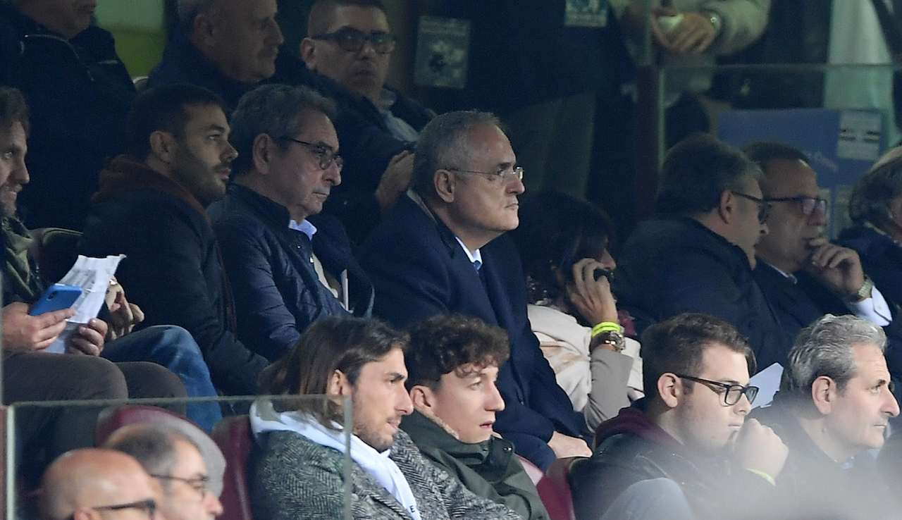 Lotito guarda la partita della Salernitana