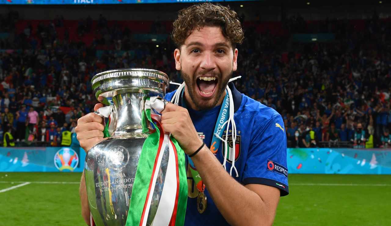 Locatelli esulta con la coppa conquistata a Wembley