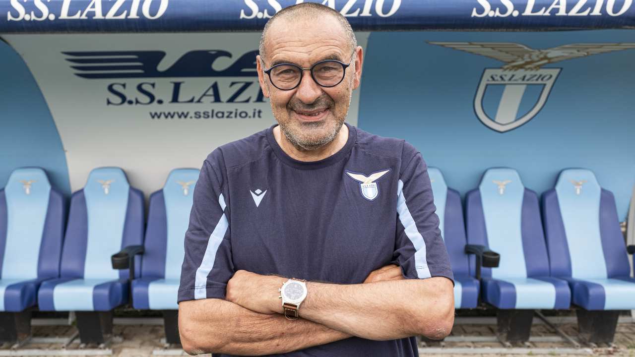 Maurizio Sarri posa durante le visite mediche della Lazio