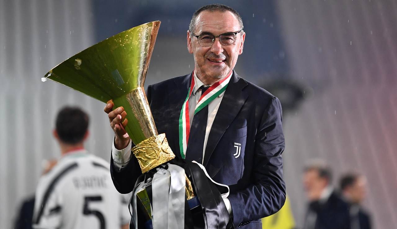 Sarri sorridente con il trofeo dello scudetto in mano