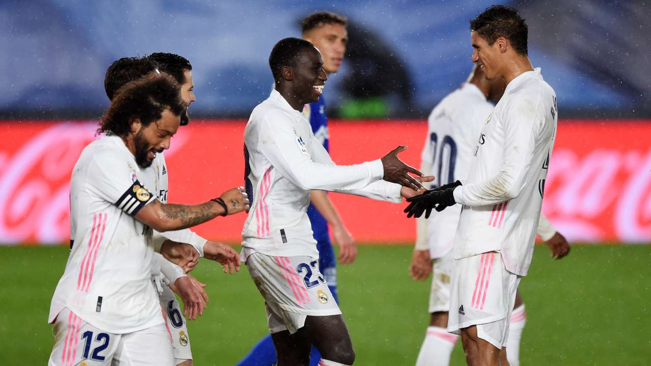 Varane festeggiato da Mendy dopo un gol del Real Madrid(Getty Images)