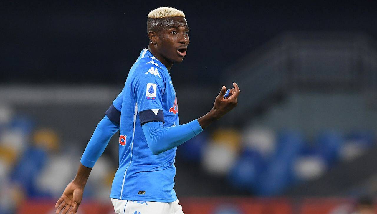 Osimhen parla con i suoi compagni