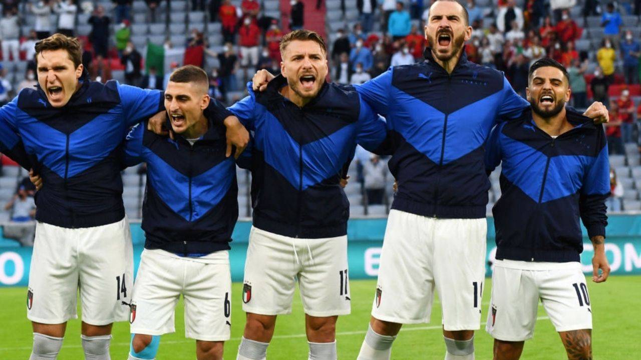 Immobile coi suoi compagni di Nazionale al momento dell'inno