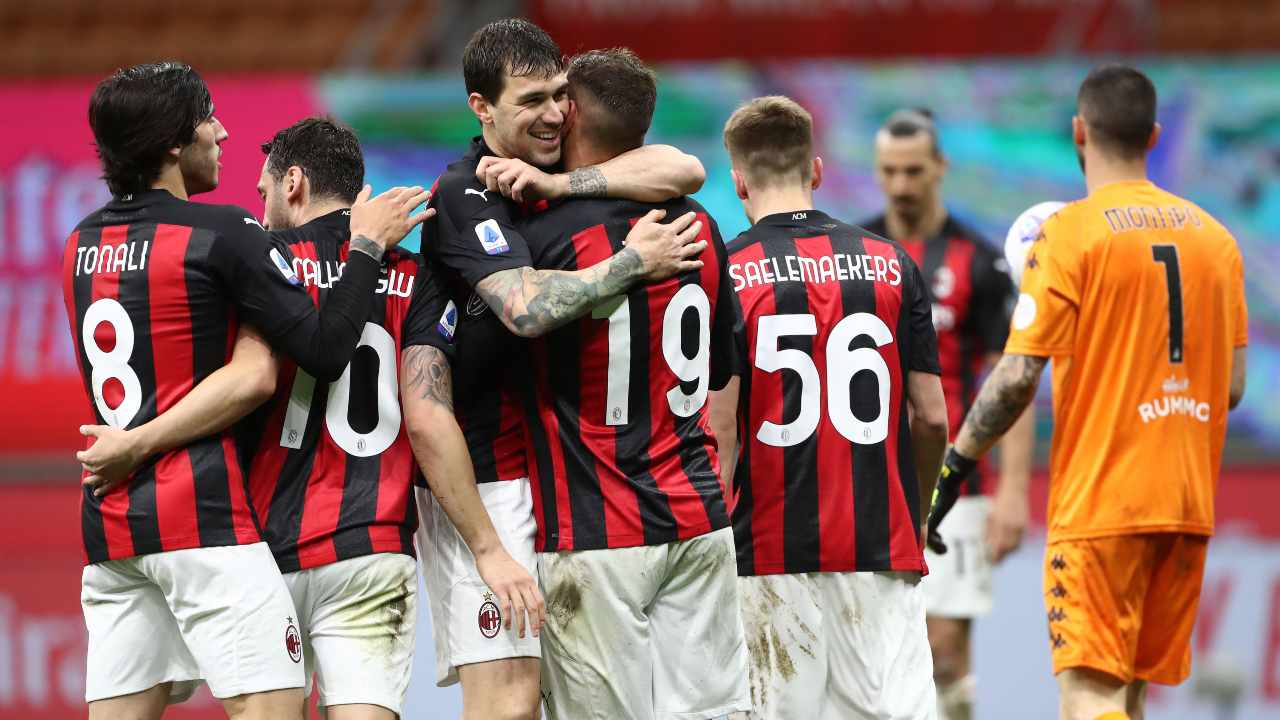 Romagnoli abbraccia Hernandez dopo un gol del Milan