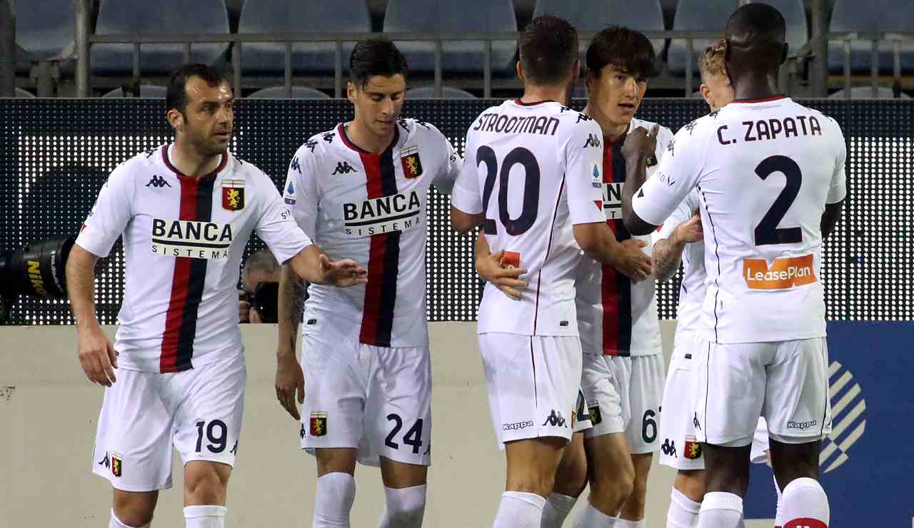 Shomurodov dopo un gol con la maglia del Genoa