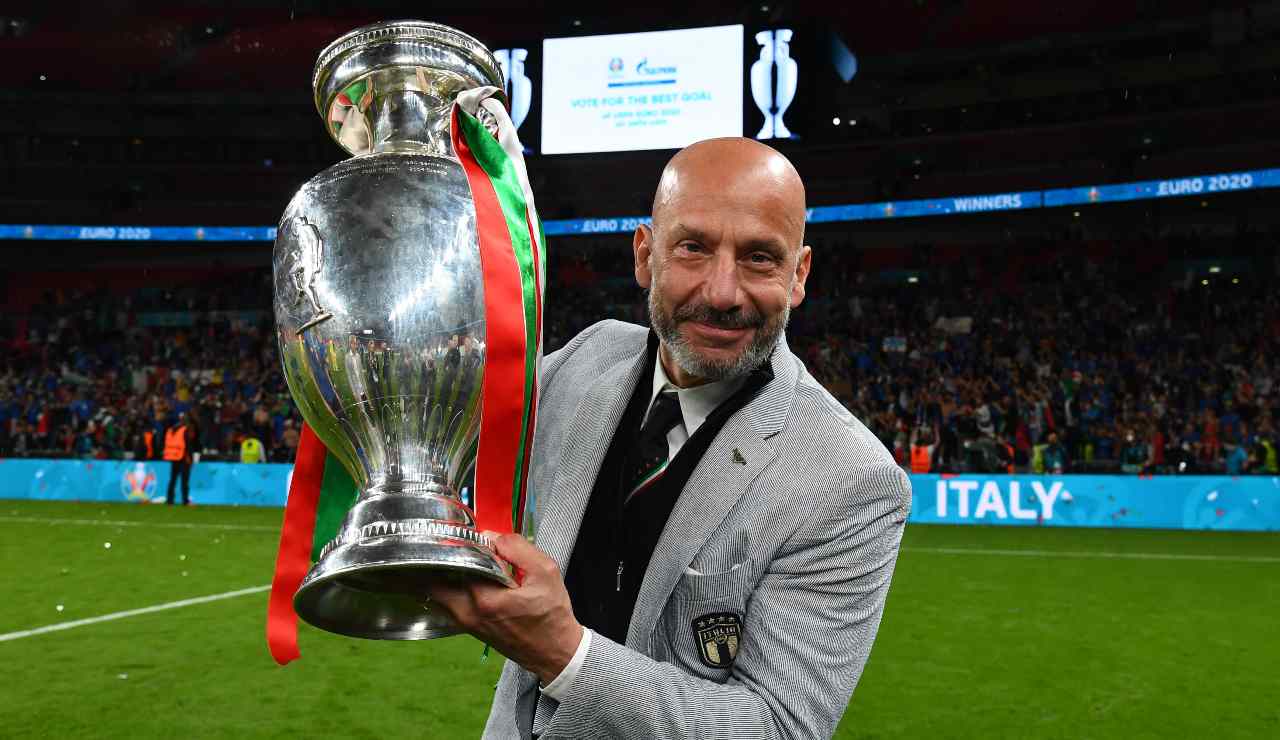 Gianluca Vialli con la coppa in mano