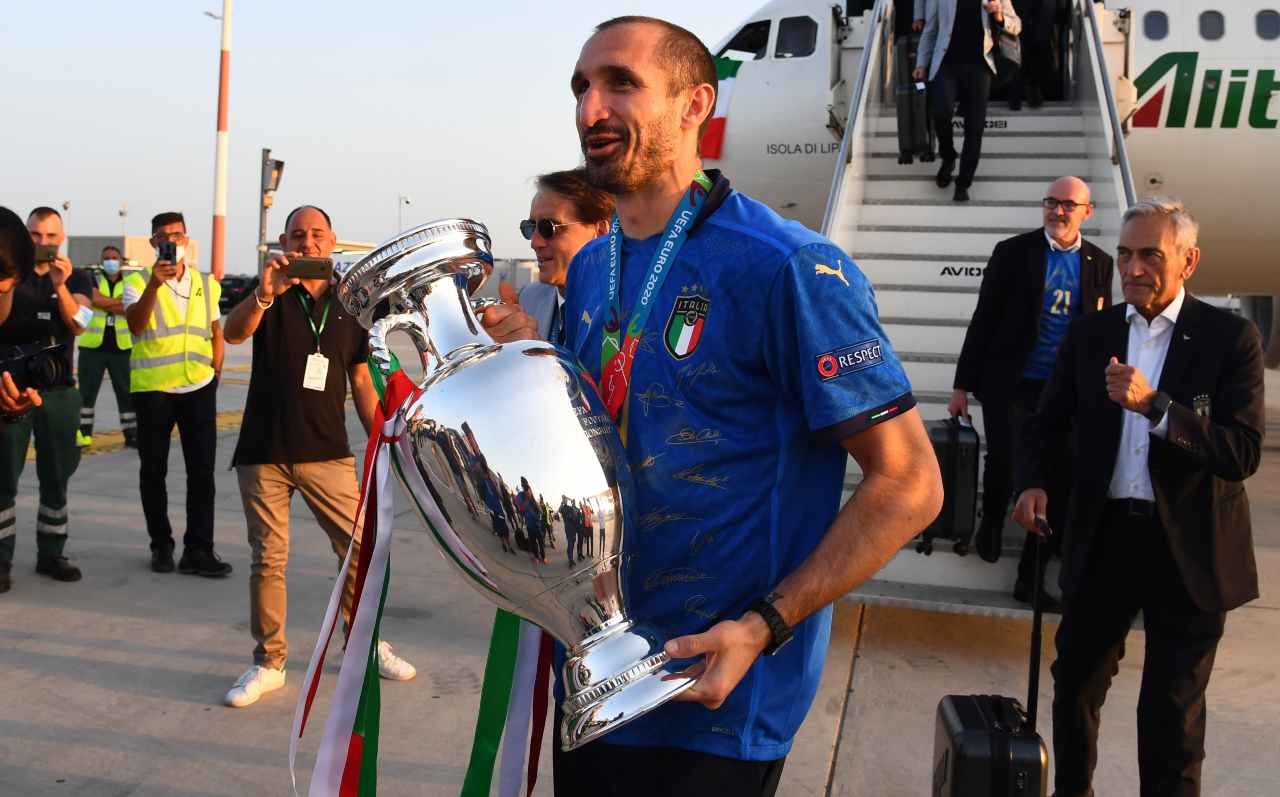 Chiellini con la Coppa di Euro 2020