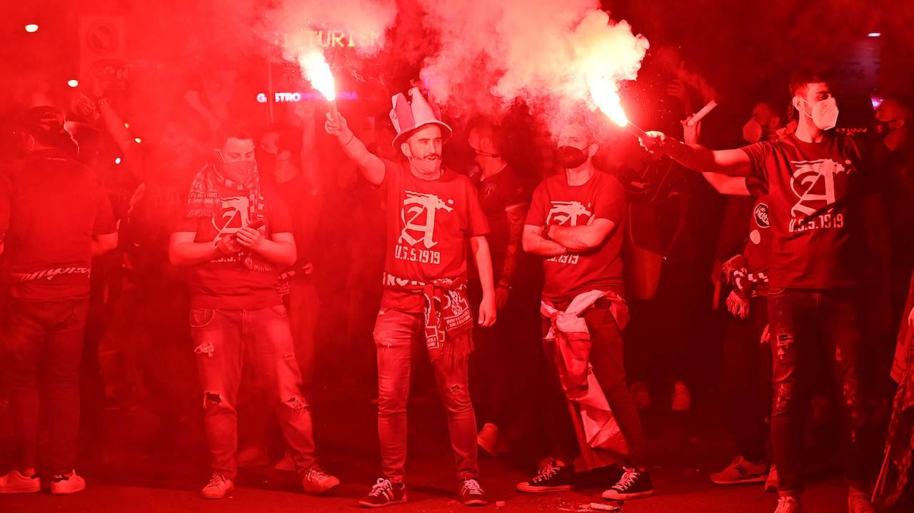 I tifosi della Salernitana festeggiano la serie A