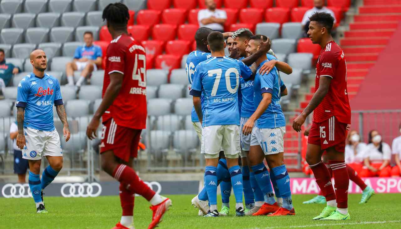 Il Napoli esulta dopo il gol al Bayern