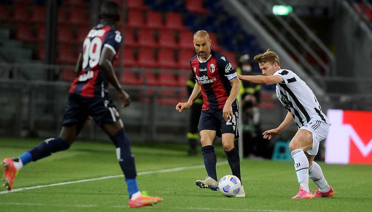 Palacio e Barrow combattono con De Ligt