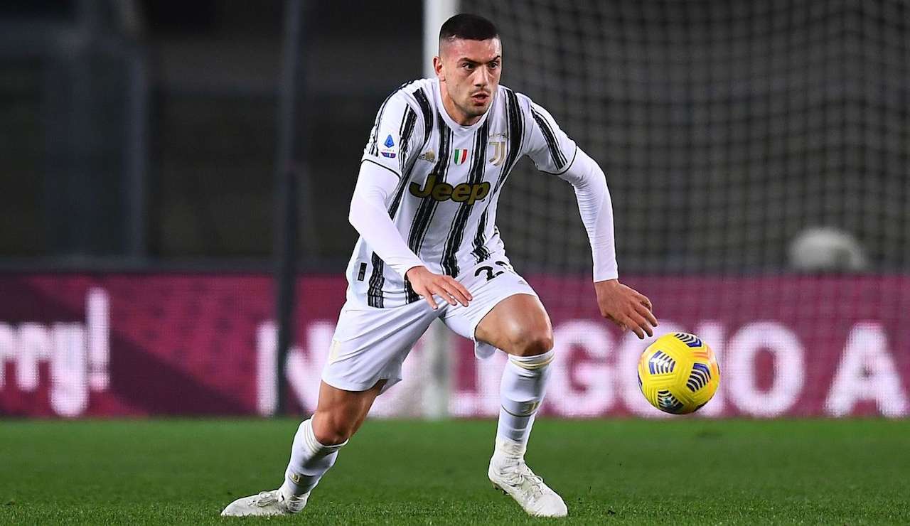 Demiral rincorre il pallone