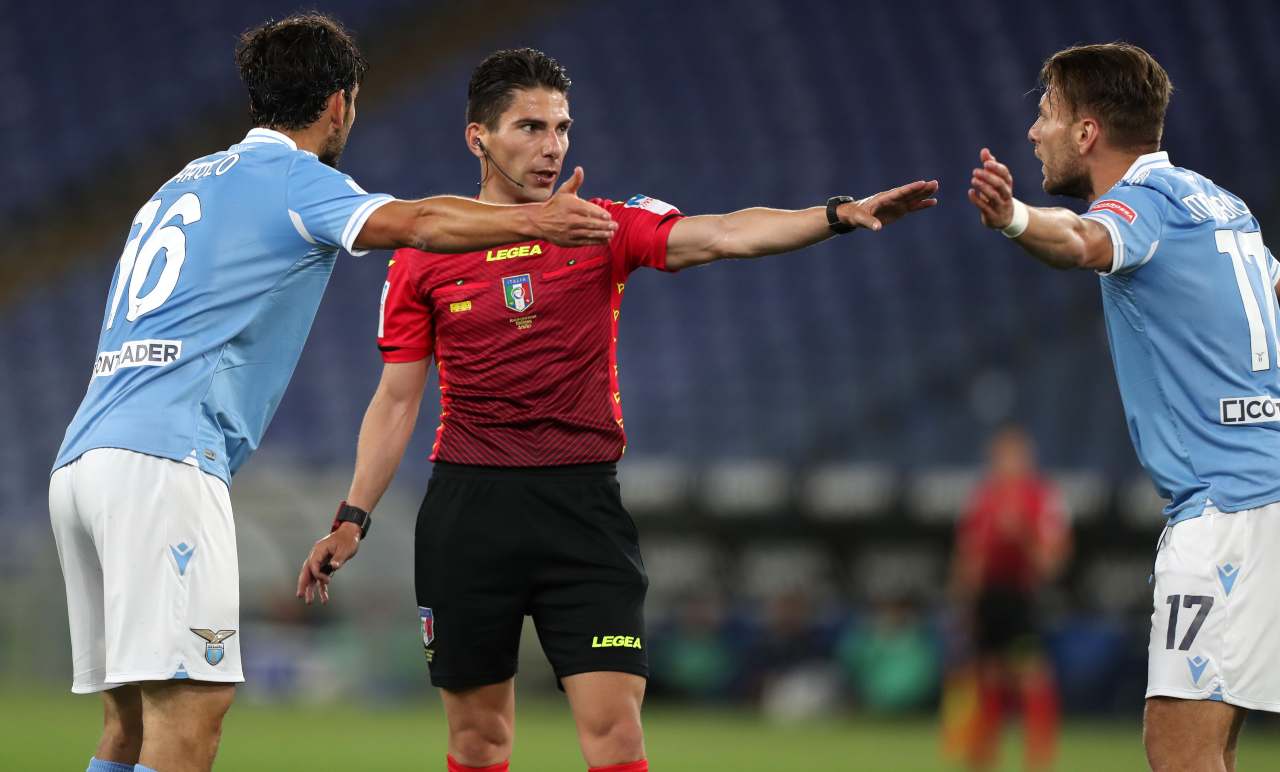 Lazio-Spezia, l'arbitro Dionisi a colloquio con Immobile