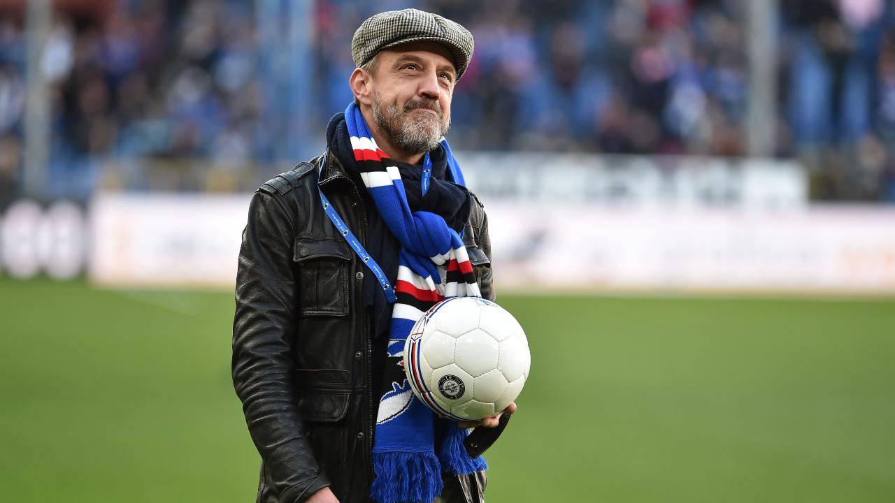 Francesco Flachi protagonista prima del calcio d'inizio di una gara della Sampdoria