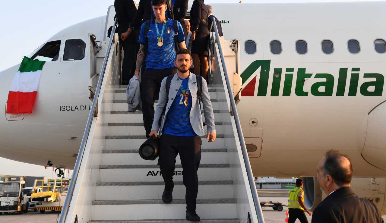 Florenzi scende dall'aereo