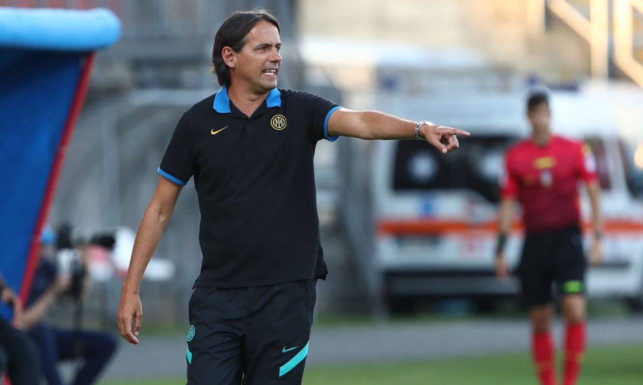 Simone Inzaghi dà indicazioni alla squadra