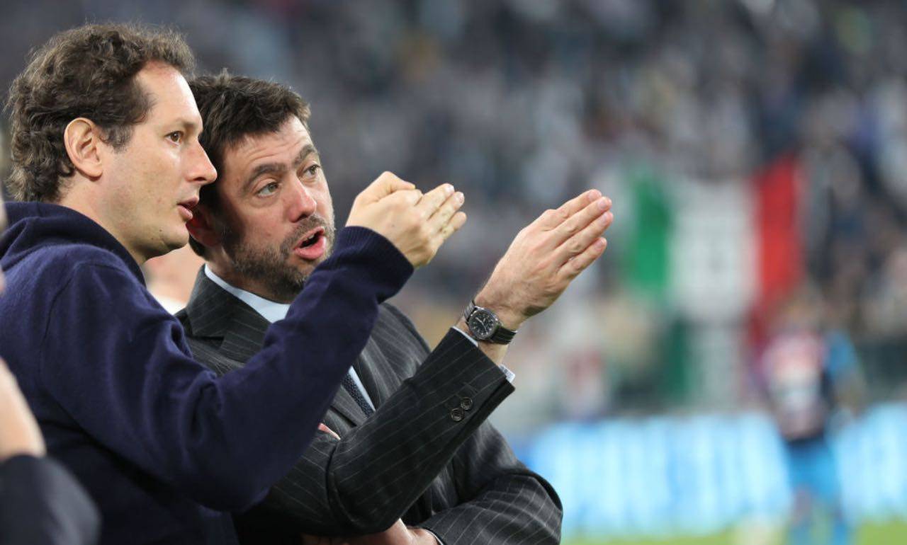Agnelli ed Elkann discutono durante una partita