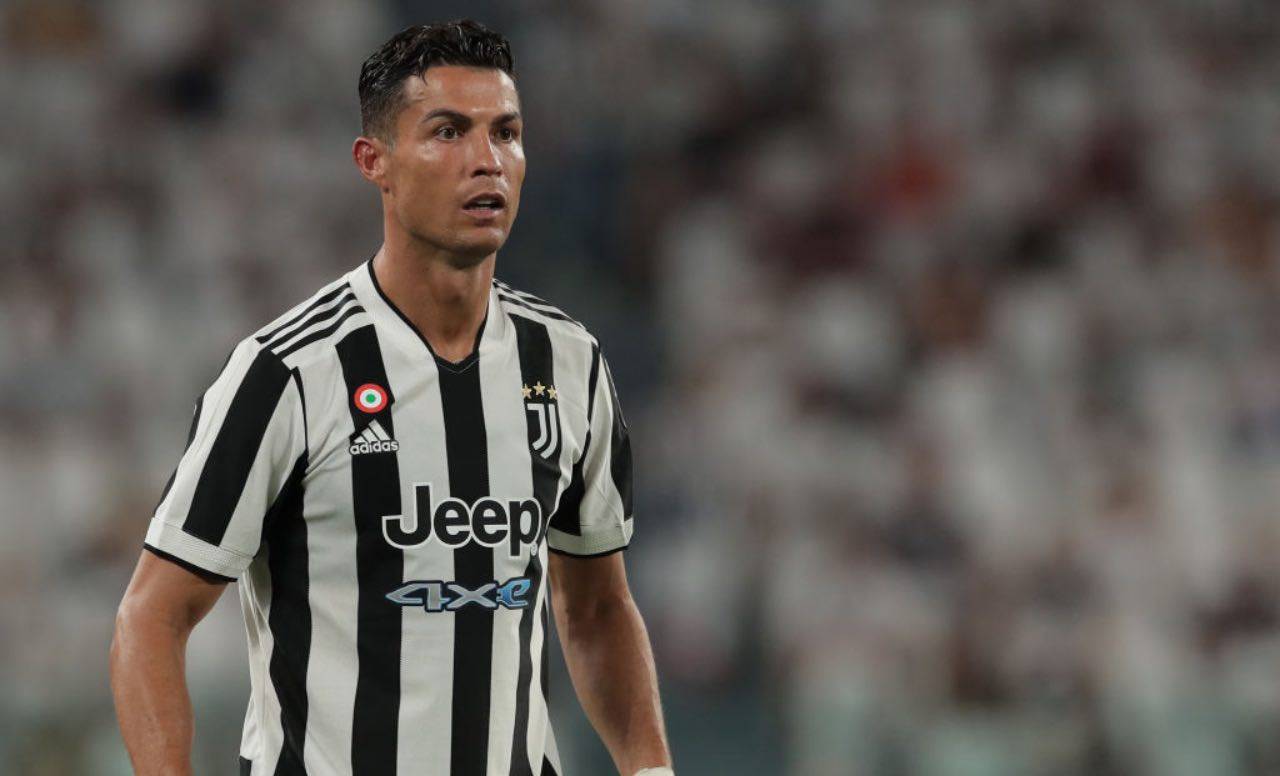 Ronaldo con la nuova maglia della Juve