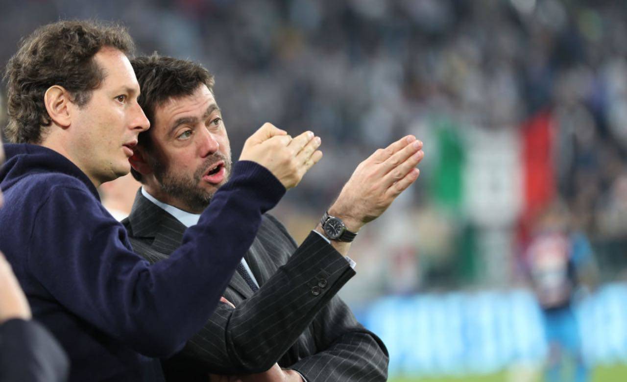 Agnelli ed Elkann parlano durante una partita