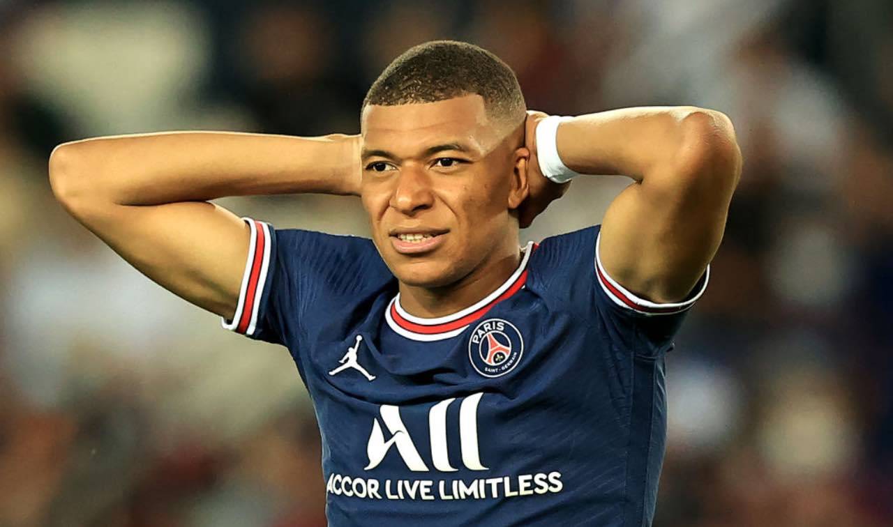 Mbappé con le mani dietro alla testa