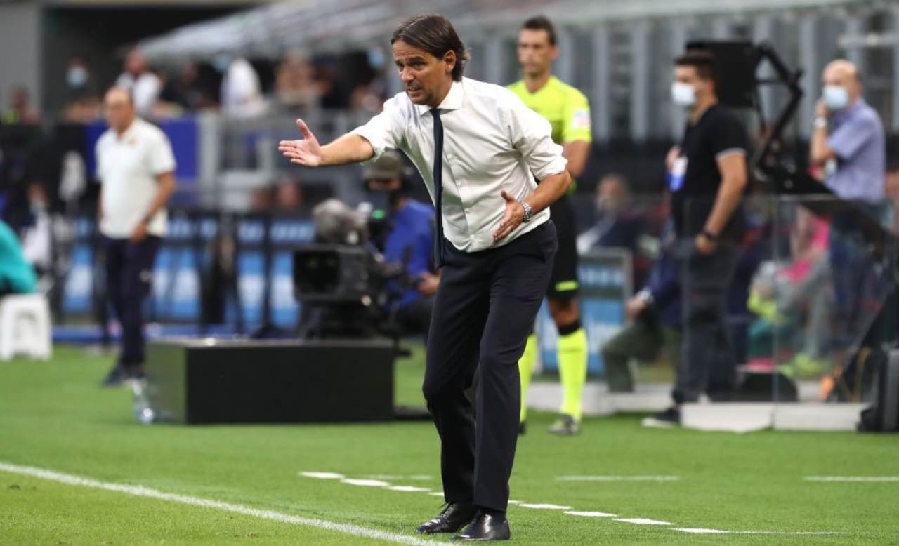 Simone Inzaghi dà indicazioni alla squadra