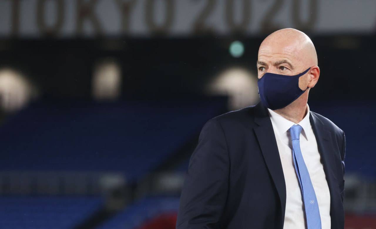 Infantino con mascherina