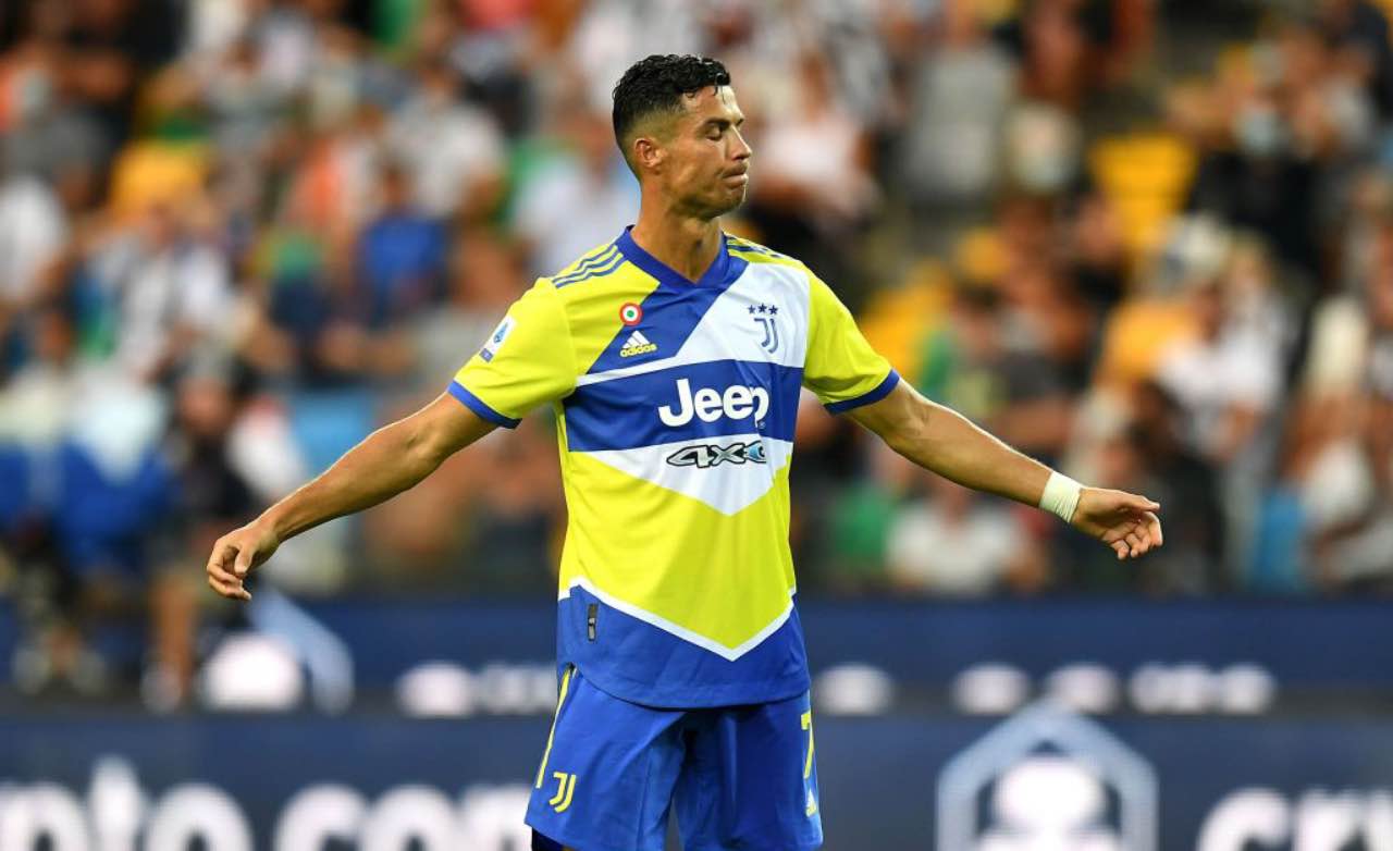 Cristiano Ronaldo allarga le braccia