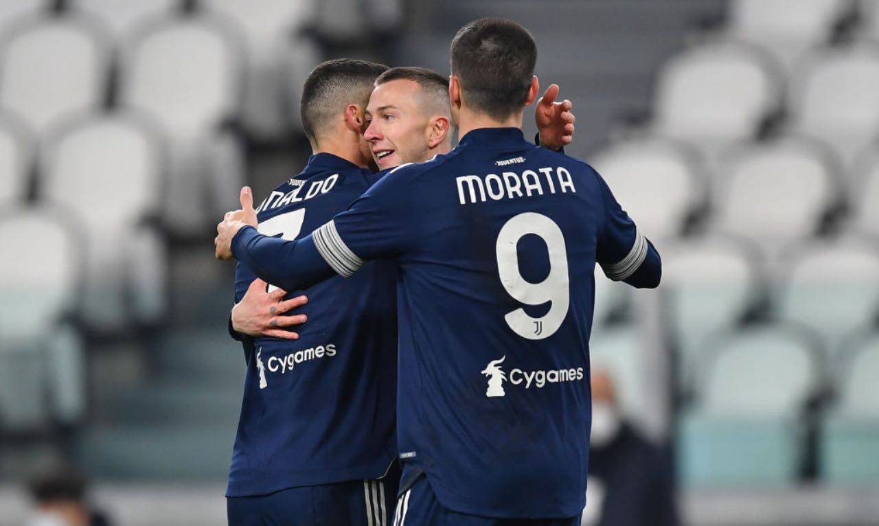 L'abbraccio tra Ronaldo, Morata e Bernardeschi