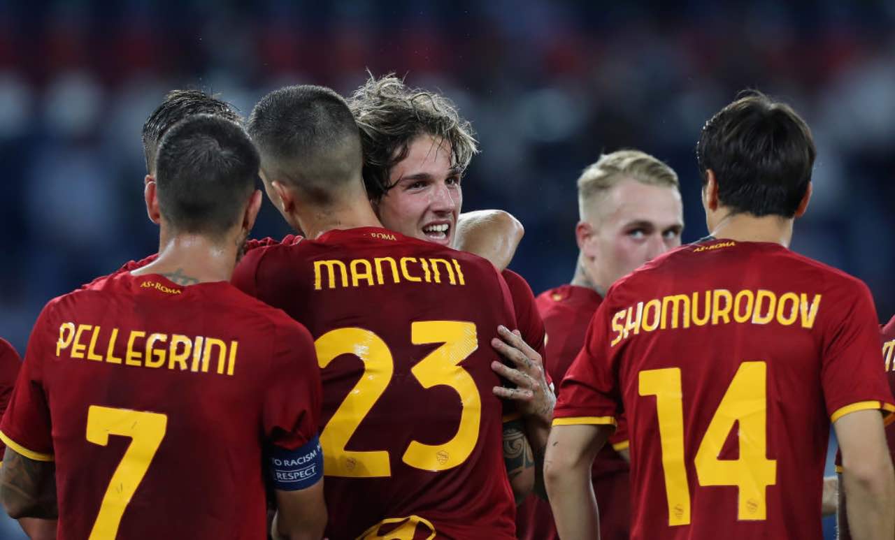 Zaniolo abbracciato dai compagni