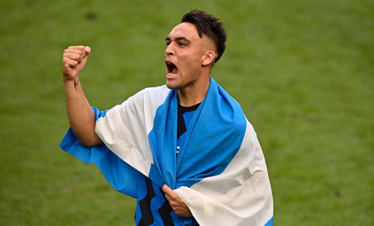 Lautaro Martinez avvolto nella bandiera argentina