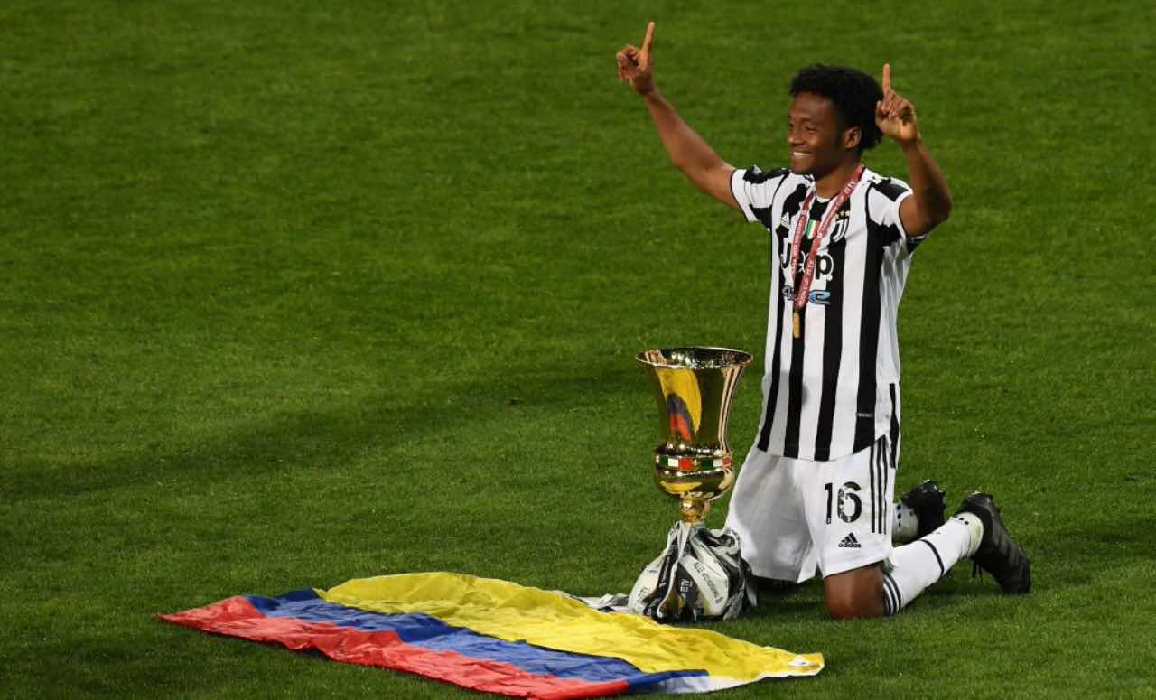 Cuadrado in ginocchio con la Coppa Italia