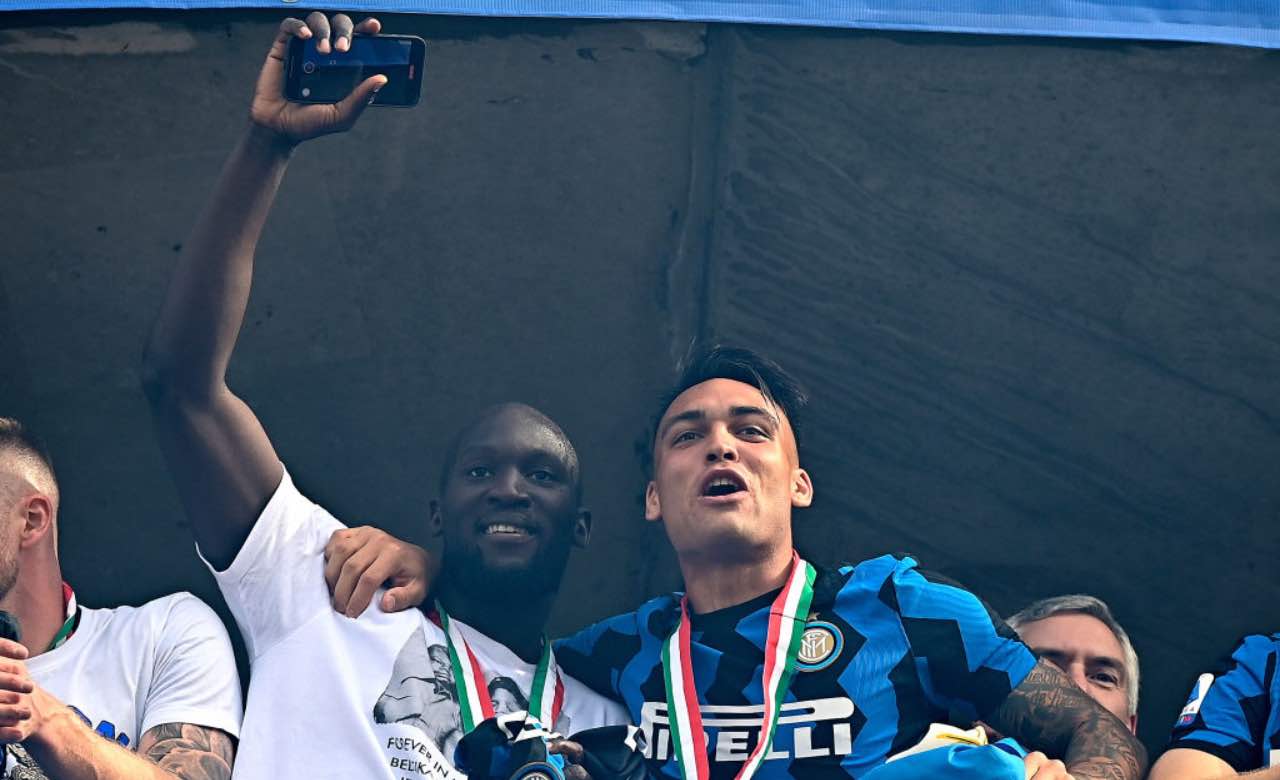 Lukaku e Lautaro festeggiano lo scudetto dell'Inter