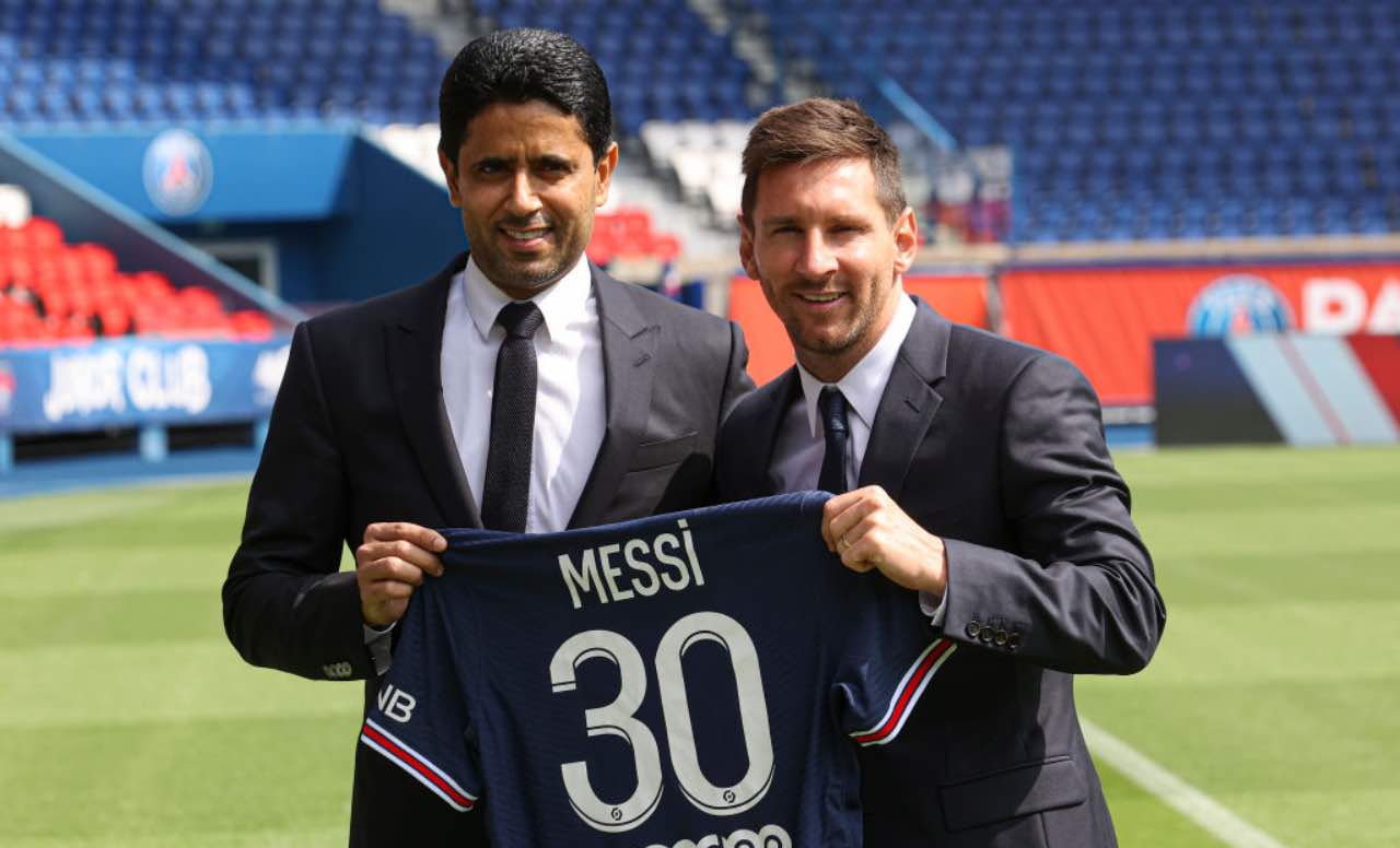 Messi mostra la nuova maglia con Al-Khelaifi
