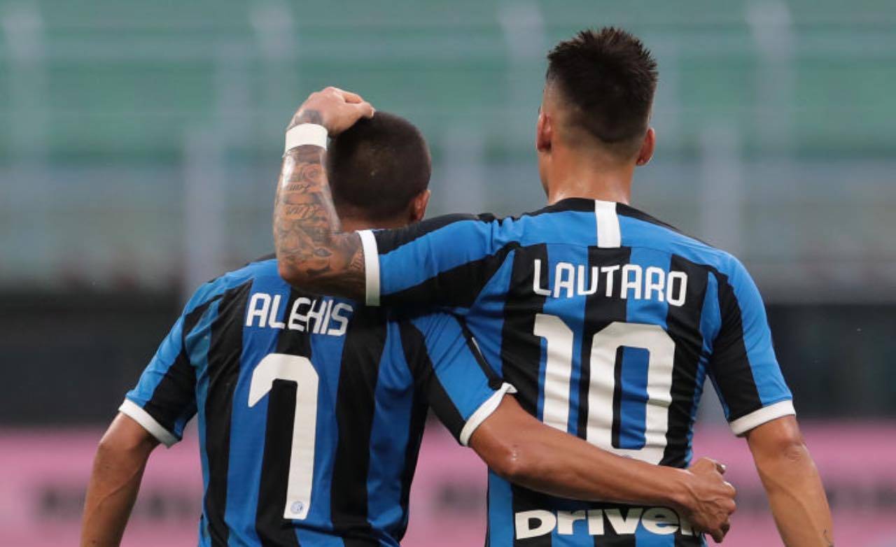 L'abbraccio tra Lautaro Martinez e Sanchez