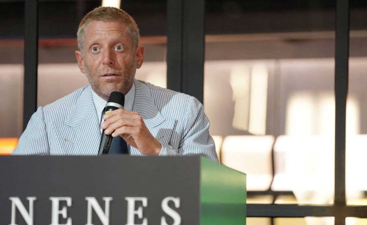 Lapo Elkann durante una conferenza stampa