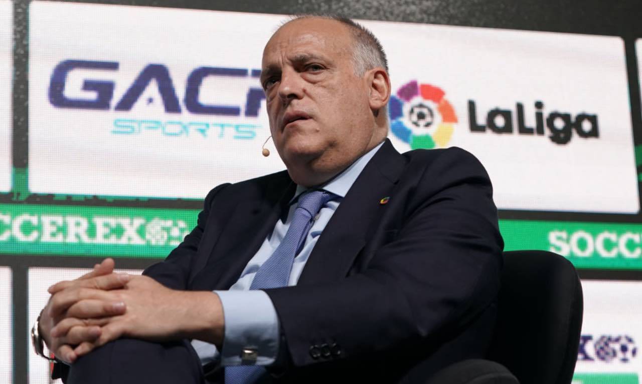 Javier Tebas con le mani sulle ginocchia