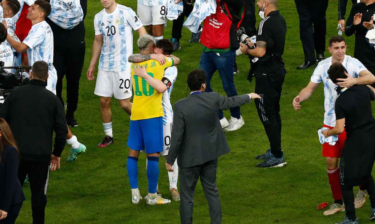 Messi e Neymar si abbracciano dopo la finale di Copa America