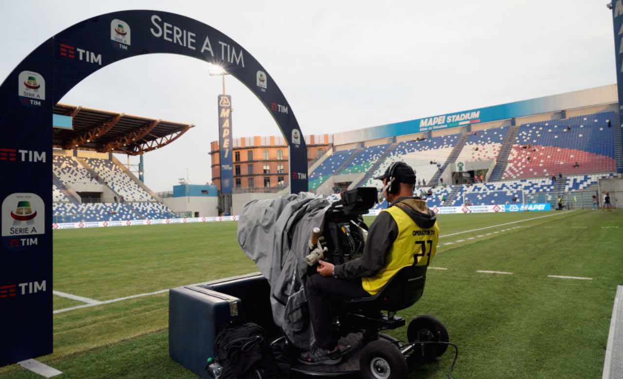 Un cameraman durante una partita di Serie A