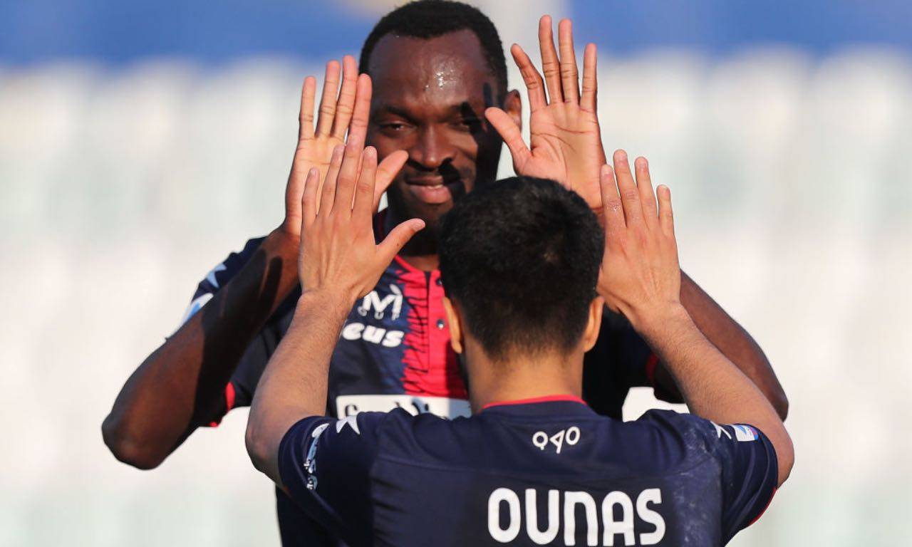 Crotone, Ounas e Simy festeggiano un gol
